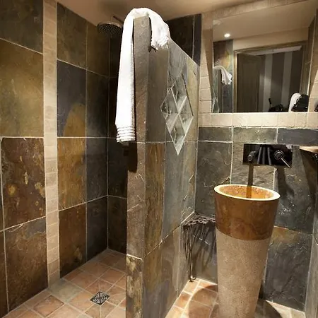 Отель Hotel-spa Le Saint Cirq Тур-де-Фор